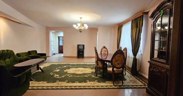 3 սենյականոց բնակարան Սունդուկյան փողոցում, 100 քմ, նախավերջին հարկ, 2 սանհանգույց