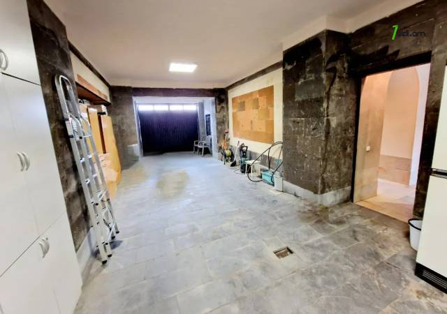 Երեք հարկանի տուն Օստրովսկու փողոցում կենտրոնում, 900 քմ, 3+ սանհանգույց, կապիտալ վերանորոգված