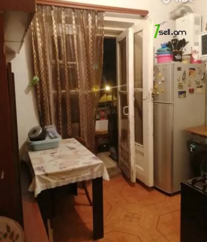 3 սենյականոց բնակարան Չեխովի փողոցում, 88 ք.մ., մի քանի պատշգամբ, կոսմետիկ վերանորոգում, քարե շենք