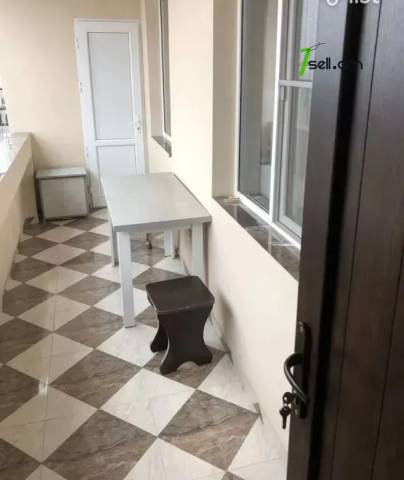 3 սենյականոց բնակարան, Նազարբեկյան թաղամաս, 100 ք.մ., նախավերջին հարկ, մի քանի պատշգամբ