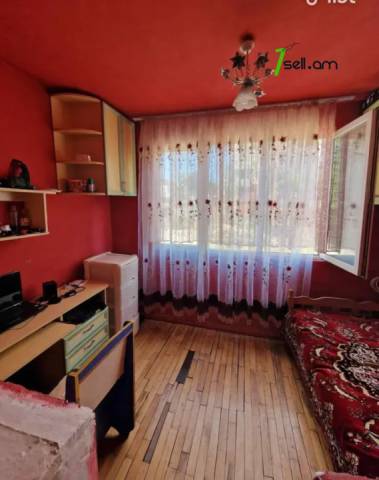 3 սենյականոց բնակարան Մոլդովական փողոցում, 52 ք.մ., 2/5 հարկ, կոսմետիկ վերանորոգում, քարե շենք