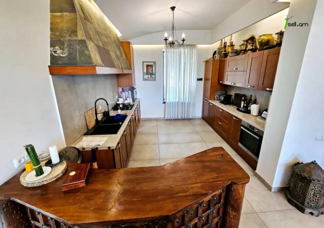 Երկու հարկանի տուն Մուշ 10-րդ փողոցում Քասախում, 1560 քմ, 3+ սանհանգույց, կապիտալ վերանորոգված