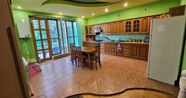 Երկու հարկանի քարե տուն Թավրիզյան փողոցում Արաբկիրում, 480 քմ, 2 սանհանգույց, կոսմետիկ վերանորոգում