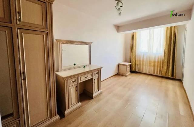 3 սենյականոց բնակարան Կոմիտասի պողոտայում, 65 ք.մ., 3/5 հարկ, կապիտալ վերանորոգված, քարե շենք