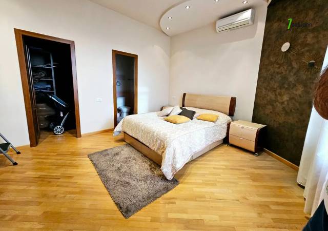 Երեք հարկանի քարե տուն, Գ-1 թաղամաս Աջափնյակում, 1391 ք.մ., 3+ սանհանգույց, կապիտալ վերանորոգված