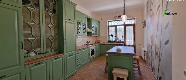 Երեք հարկանի քարե տուն Մելքումովի փողոցում Դավիթաշենում, 600 քմ, 3+ սանհանգույց, եվրովերանորոգված