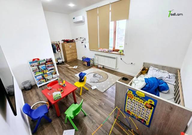 Երեք հարկանի քարե տուն Դավիթ Բեկի փողոցում Նոր Նորքում, 1003 քմ, 3+ սանհանգույց