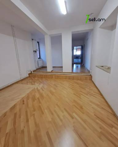 Բազմաֆունկցիոնալ գույք Վերին Անտառային փողոցում կենտրոնում, 400 ք.մ.