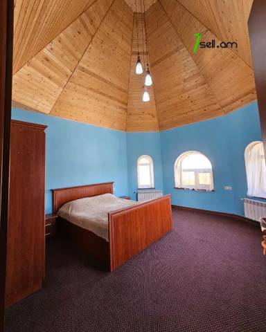 Երեք հարկանի քարե տուն Դավիթ Բեկի փողոցում Նոր Նորքում, 895 ք.մ., 3+ սանհանգույց