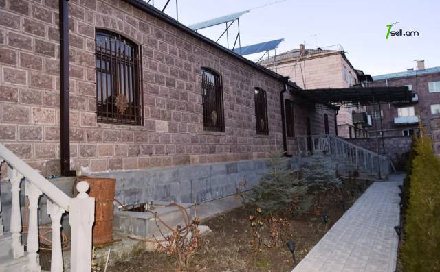 Երկու հարկանի քարե տուն 13-րդ փողոցում Գյումրիում, 716 քմ, 3+ սանհանգույց
