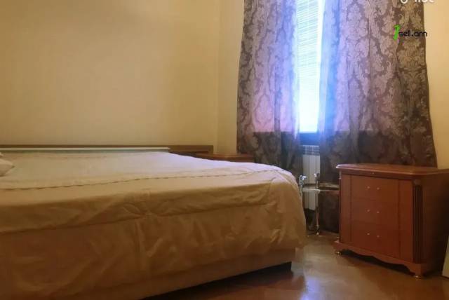 4 սենյականոց բնակարան Արամ Խաչատրյան փողոցում, 113 ք.մ., 3/5 հարկ, կապիտալ վերանորոգված, քարե շենք