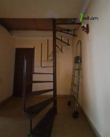 Չորս հարկանի քարե տուն Ադանայի փողոցում կենտրոնում, 307 ք.մ., 2 սանհանգույց, կոսմետիկ վերանորոգում