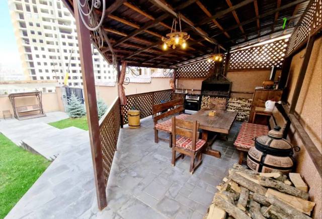 Երկու հարկանի քարե տուն Հրաչյա Աճառյան փողոցում Ավանում, 440 ք.մ., 2 սանհանգույց, եվրովերանորոգված