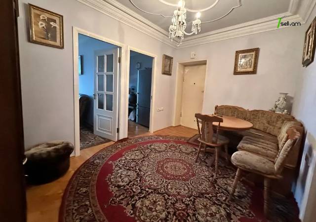 3 սենյականոց բնակարան Պարույր Սևակի փողոցում, 80 ք.մ., 3/5 հարկ, կապիտալ վերանորոգված, քարե շենք