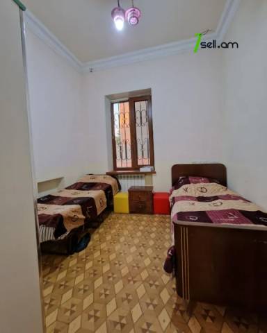 Երեք հարկանի քարե տուն Դավիթ Բեկի փողոցում Էրեբունիում, 2550 ք.մ., 3+ սանհանգույց, մեծ հողամաս