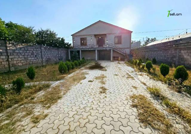 Երկու հարկանի քարե տուն Բագրևանդի 23-րդ փողոցում Նոր Նորքում, 1280 ք.մ., 3+ սանհանգույց