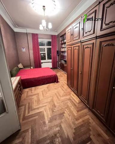 4 սենյականոց բնակարան Արամի փողոցում, 116 ք.մ., 2 սանհանգույց, մի քանի պատշգամբ, 2/5 հարկ, քարե շենք