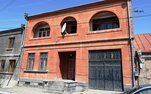 Երկու հարկանի քարե տուն Ծննդատան փողոցում Գյումրիում, 288 քմ, 2 սանհանգույց, կոսմետիկ վերանորոգում
