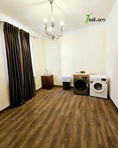 Երեք հարկանի քարե տուն Բագրևանդի փողոցում Նոր Նորքում, 1560 ք.մ., 3+ սանհանգույց