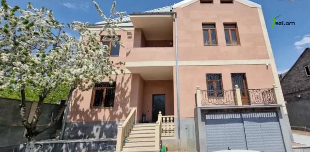 Երեք հարկանի քարե տուն Մելքումովի փողոցում Դավիթաշենում, 600 քմ, 3+ սանհանգույց, եվրովերանորոգված