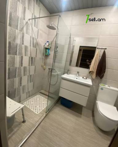 4 սենյականոց բնակարան Կոմիտասի պողոտայում, 91 ք.մ., բարձր առաստաղներ, մի քանի պատշգամբ, 3/5 հարկ