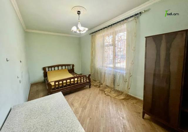 3 սենյականոց բնակարան Մամիկոնյանց փողոցում, 78 ք.մ., 2/5 հարկ, կապիտալ վերանորոգված, քարե շենք