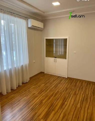 Մեկ հարկանի քարե տուն Նալբանդյան փողոցում կենտրոնում, 50 ք.մ., եվրովերանորոգված