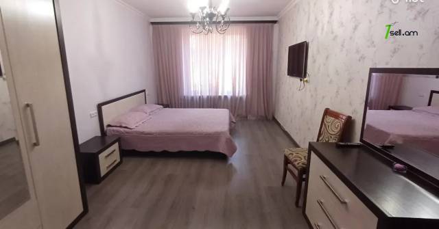 3 սենյականոց բնակարան Աբովյան փողոցում, 87 ք.մ., 3/5 հարկ, կապիտալ վերանորոգված, քարե շենք