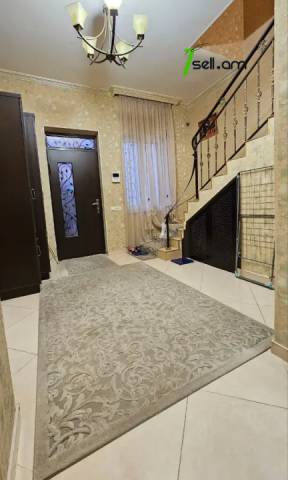 Երկու հարկանի քարե թաունհաուզ, Նորաշեն թաղամաս Աջափնյակում, 260 ք.մ., 2 սանհանգույց