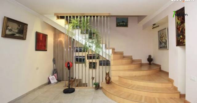 Չորս հարկանի քարե տուն Երզնկյան փողոցում Արաբկիրում, 350 ք.մ., 3+ սանհանգույց, կապիտալ վերանորոգված