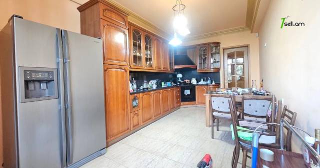 Երեք հարկանի քարե տուն Վրթանես Փափազյան փողոցում Արաբկիրում, 500 քմ, 3+ սանհանգույց