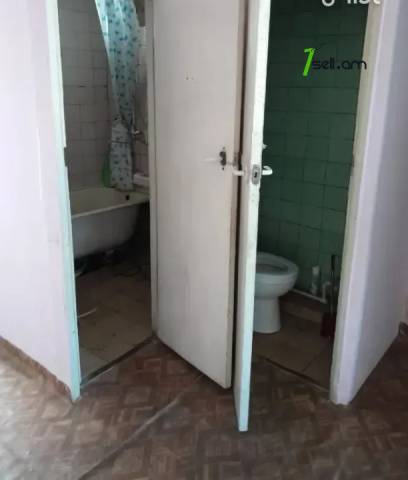 3 սենյականոց բնակարան Նանսենի փողոցում, 74 ք.մ., նախավերջին հարկ, բարձր առաստաղներ, քարե շենք