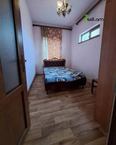 Երկու հարկանի քարե տուն Ռոստովյան փողոցում Էրեբունիում, 100 ք.մ.