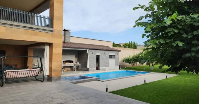 Երեք հարկանի տուն Մարշալ Բաբաջանյան փողոցում Ավանում, 715 քմ, 3+ սանհանգույց