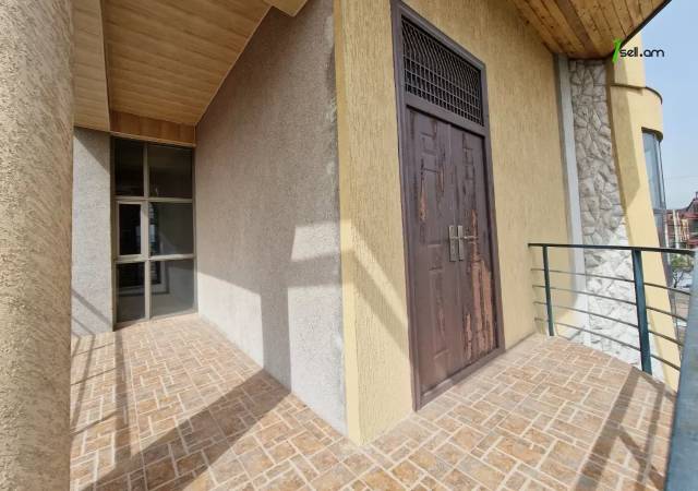 Երեք հարկանի քարե տուն, Նոյ թաղամաս Աջափնյակում, 600 ք.մ., 3+ սանհանգույց, եվրովերանորոգված