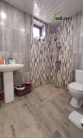 Երկու հարկանի քարե տուն 25-րդ փողոցում Զովունիում, 150 ք.մ., կապիտալ վերանորոգված