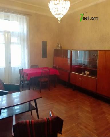 2 սենյականոց բնակարան Պարոնյան փողոցում, 70 ք.մ., բարձր առաստաղներ, 2/5 հարկ, կոսմետիկ վերանորոգում