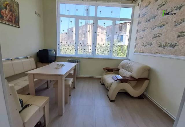 3 սենյականոց բնակարան Սայաթ-Նովայի պողոտայում, 70 ք.մ., 3/5 հարկ, կապիտալ վերանորոգված, քարե շենք