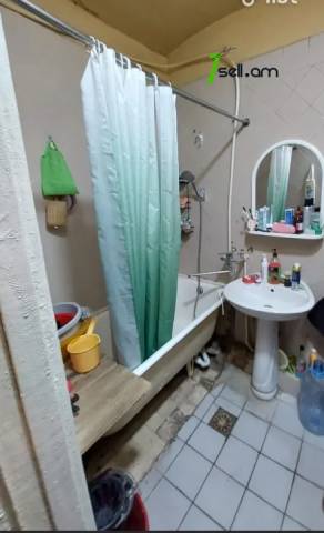 3 սենյականոց բնակարան Մարգարյան փողոցում, 76 ք.մ., մի քանի պատշգամբ, մասնակի վերանորոգում, քարե շենք