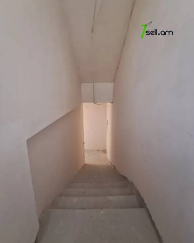 Չորս հարկանի քարե տուն Շևչենկոյի փողոցում կենտրոնում, 420 քմ, 3+ սանհանգույց, մասնակի վերանորոգում