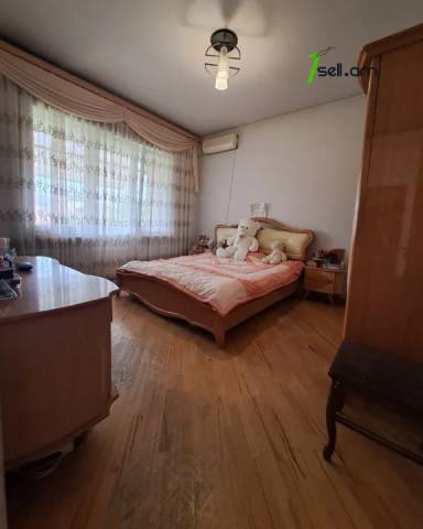 Երեք հարկանի քարե տուն Դավիթ Բեկի փողոցում Էրեբունիում, 900 ք.մ., 2 սանհանգույց