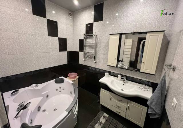 3 սենյականոց բնակարան Մոսկովյան փողոցում, 85 ք.մ., բարձր առաստաղներ, կապիտալ վերանորոգված, քարե շենք