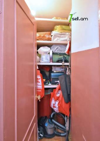 Երեք հարկանի քարե տուն Ազատամարտիկների փողոցում Էրեբունիում, 182 քմ, 2 սանհանգույց