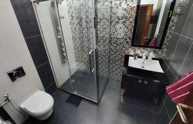 6 սենյականոց բնակարան Հանրապետության փողոցում, 230 ք.մ., նախավերջին հարկ, 3+ սանհանգույց