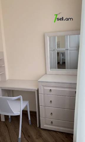 3 սենյականոց բնակարան Չարենցի փողոցում, 90 ք.մ., 3/5 հարկ, կապիտալ վերանորոգված, քարե շենք