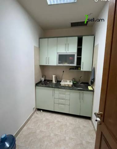 Գրասենյակային տարածք Պարոնյան փողոցում կենտրոնում, 95 քմ