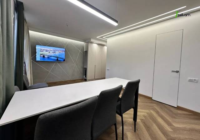 1 սենյականոց բնակարան Դերենիկ Դեմիրճյանի փողոցում, 30 ք.մ., 3/5 հարկ, կապիտալ վերանորոգված