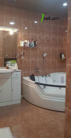 4 սենյականոց բնակարան Աղայան փողոցում, 126 քմ, 2/5 հարկ, եվրովերանորոգված, քարե շենք