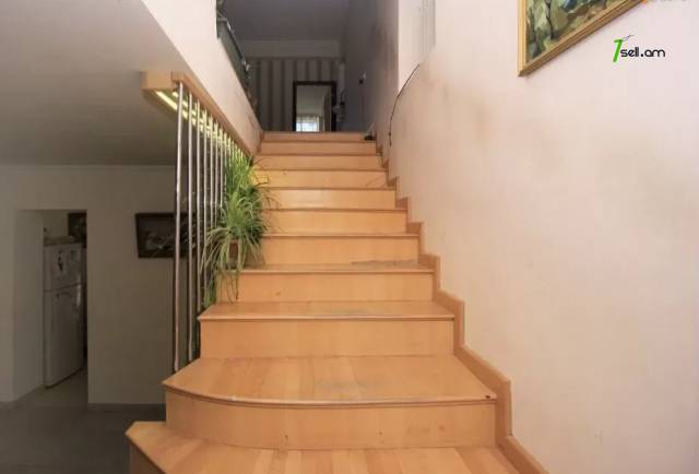 Չորս հարկանի քարե տուն Երզնկյան փողոցում Արաբկիրում, 350 ք.մ., 3+ սանհանգույց, կապիտալ վերանորոգված