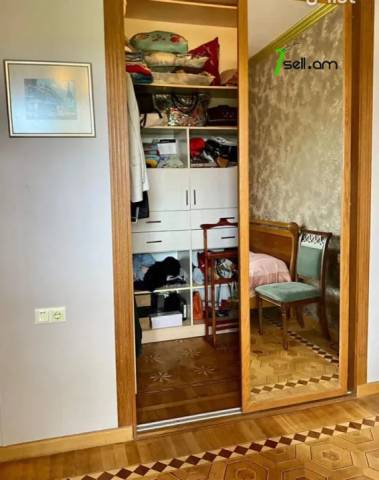 Երկու հարկանի քարե տուն Ալեք Մանուկյան փողոցում կենտրոնում, 185 ք.մ., 2 սանհանգույց